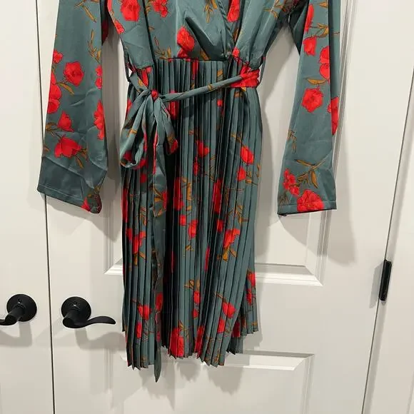 NWT Pretty Little Thing Plus Size Green Floral Longsleeve Pleated Midi Dress 30 - Picture 3 of 11